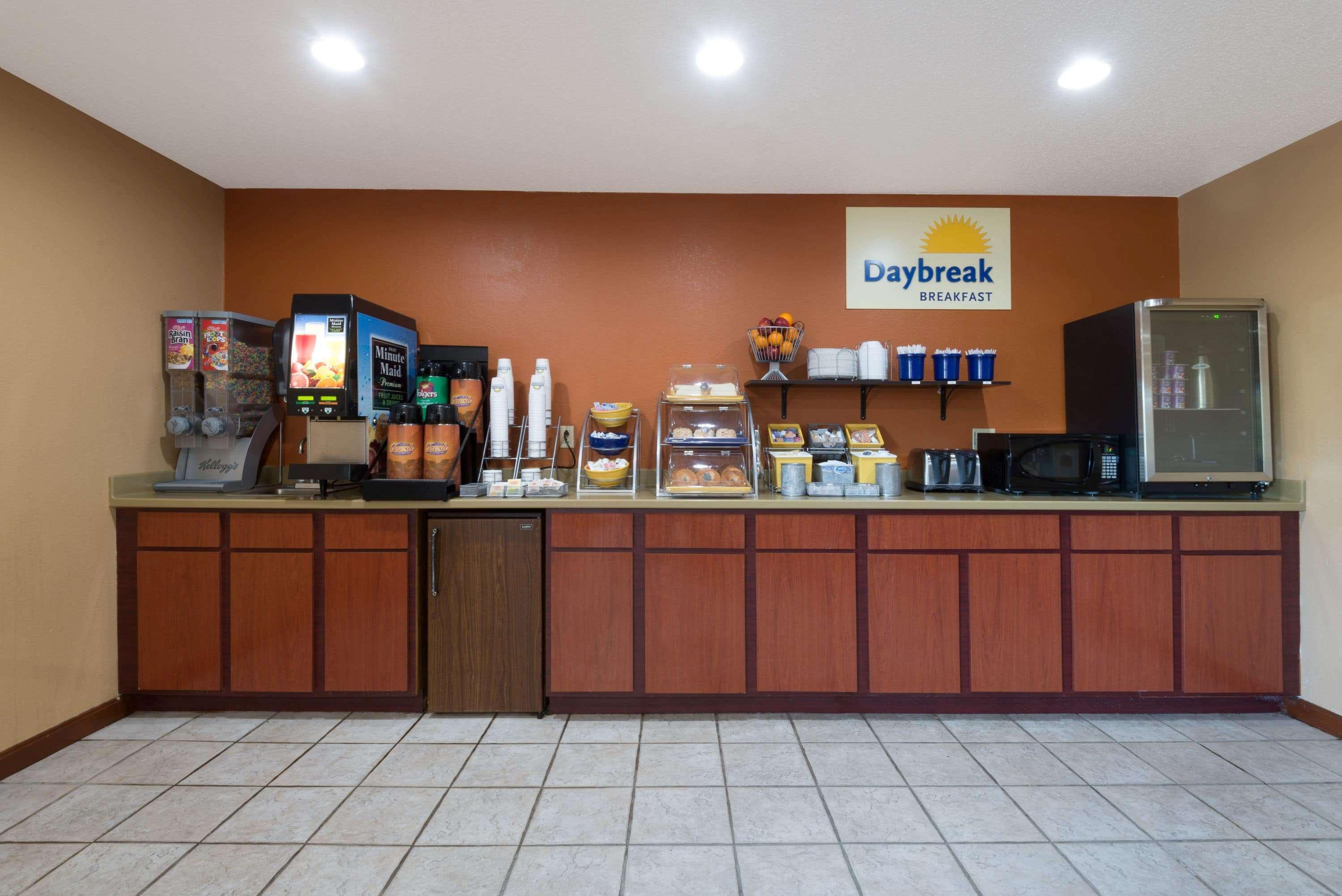 Days Inn By Wyndham Brunswick Bath Area Exterior foto